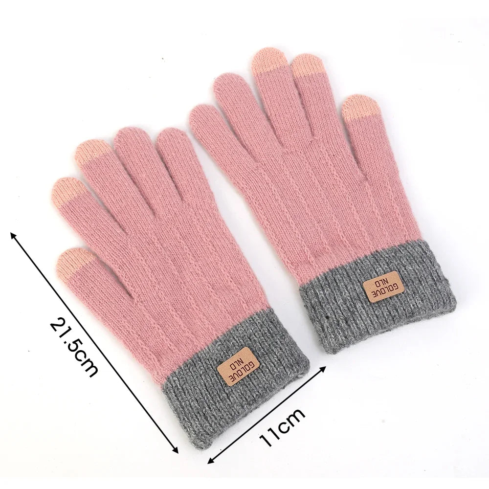 Plush knitted gloves