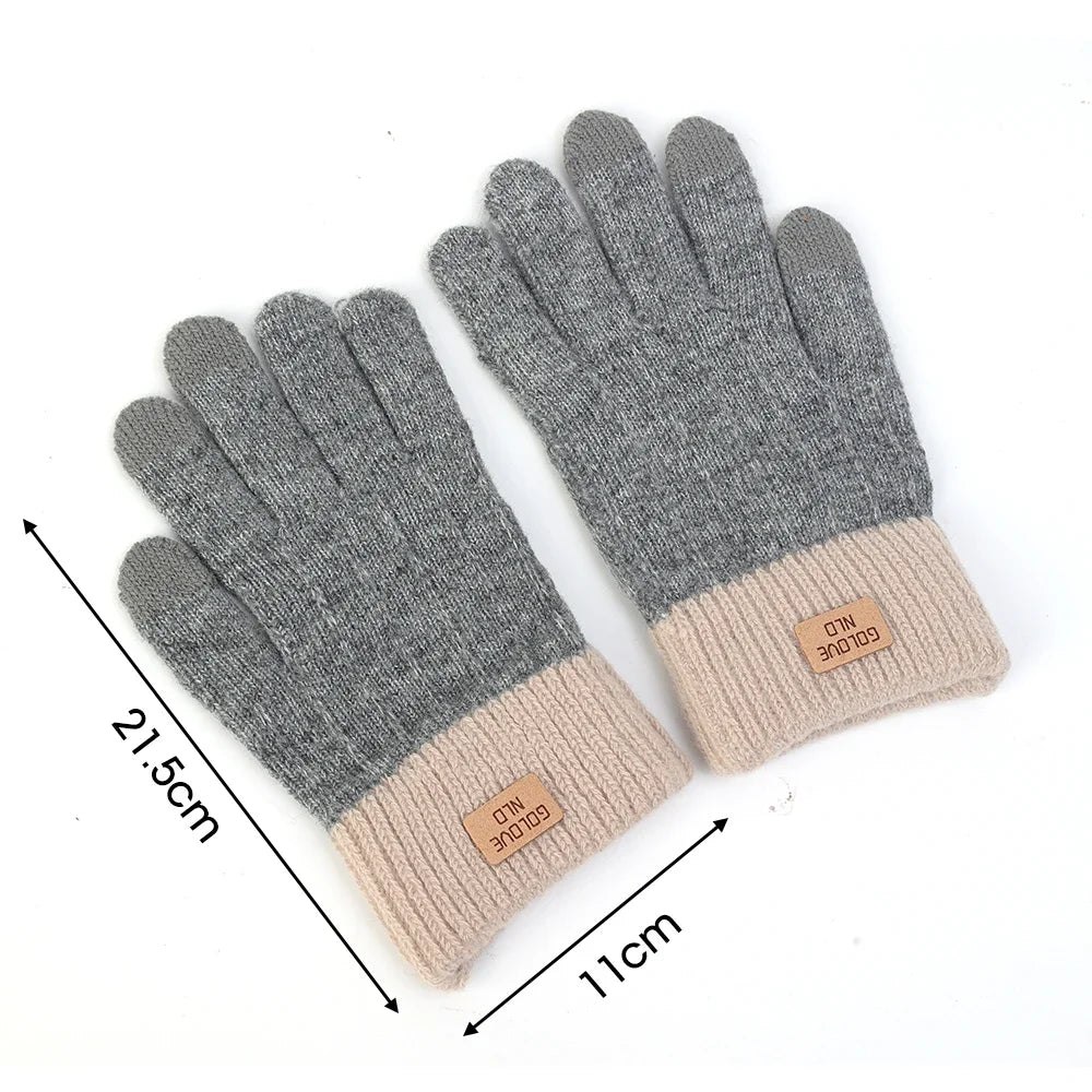 Plush knitted gloves